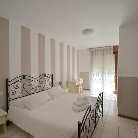 Ferretti Garda Palace 아파트호텔 페스키에라델가르다